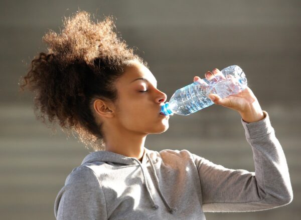  Boire assez d'eau pour augmenter la taille - 17 ans 